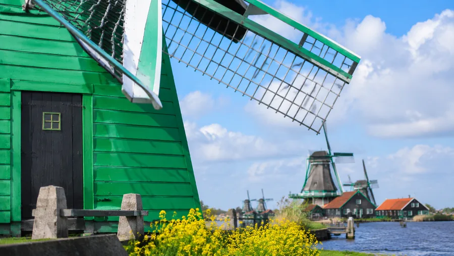 Zaanse Schans vs. Kinderdijk: Which Windmill Village to Visit?